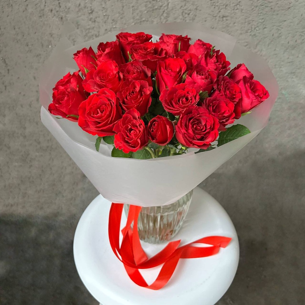Алые уста: букет из красных кенийских роз 40 см, 25 цветков
