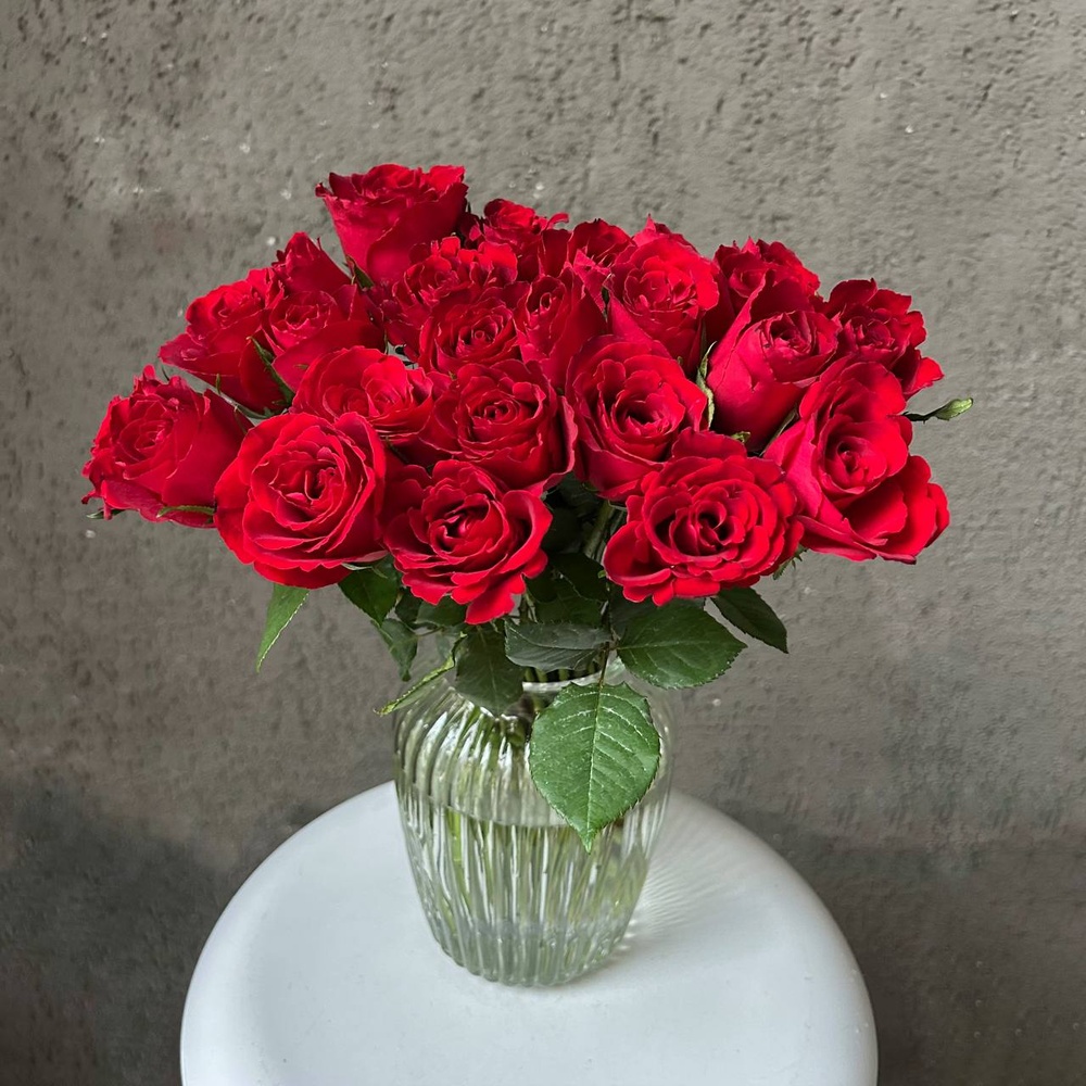 Алые уста: букет из красных кенийских роз 40 см, 25 цветков