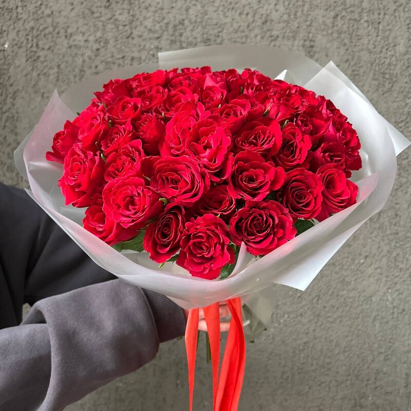 Алые уста: букет из красных кенийских роз 40 см, 51 цветок