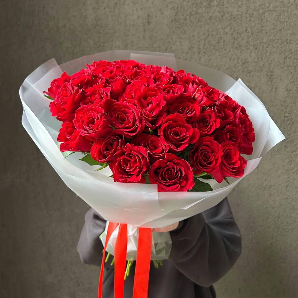 Алые уста: букет из красных кенийских роз 40 см, 51 цветок