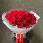 Алые уста: букет из красных кенийских роз 40 см, 51 цветок - Фотография 10