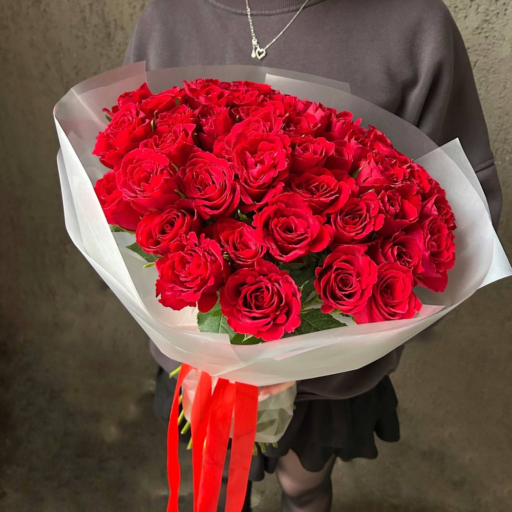 Алые уста: букет из красных кенийских роз 40 см, 51 цветок