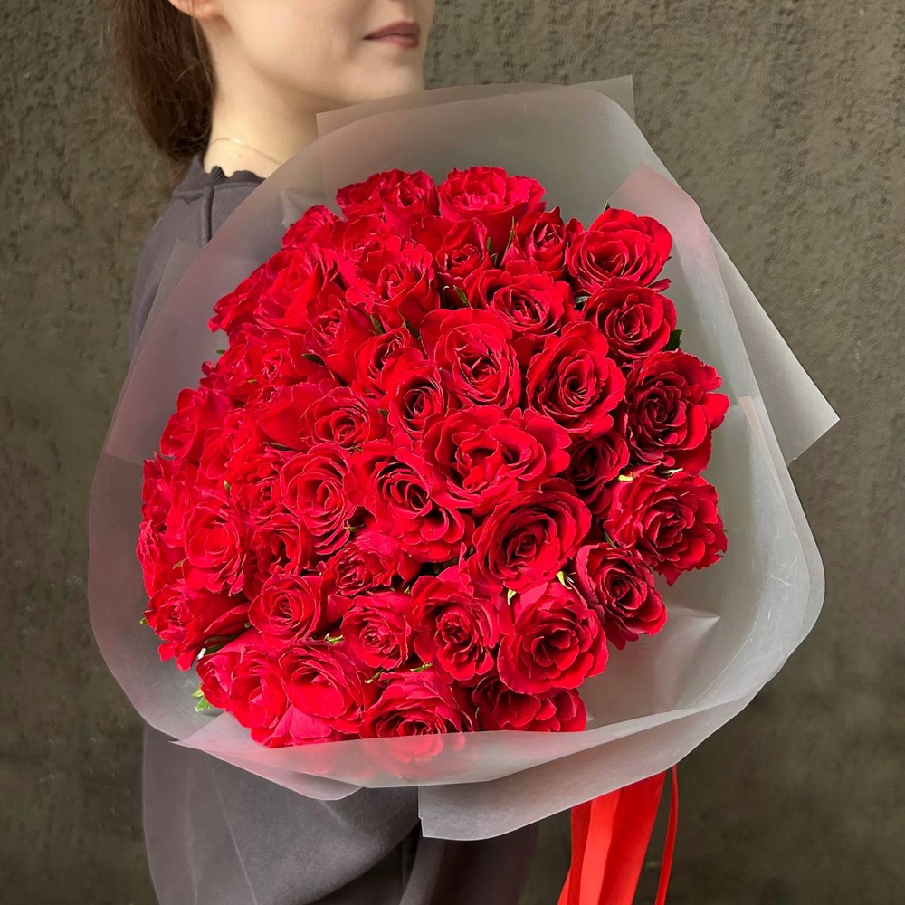 Алые уста: букет из красных кенийских роз 40 см, 51 цветок