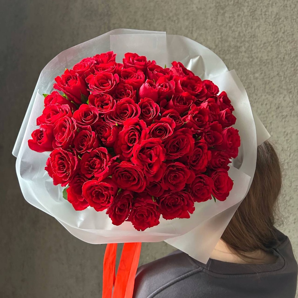 Алые уста: букет из красных кенийских роз 40 см, 51 цветок