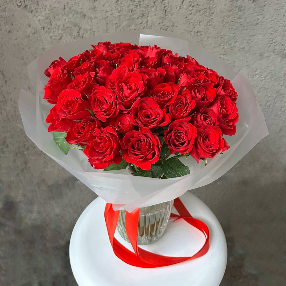 Алые уста: букет из красных кенийских роз 40 см, 51 цветок