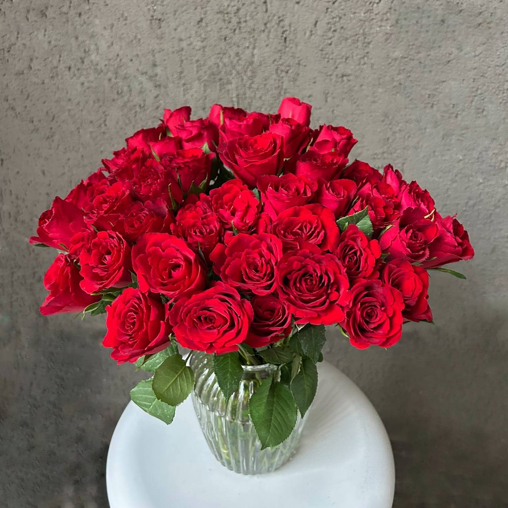 Алые уста: букет из красных кенийских роз 40 см, 51 цветок