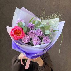 Букет «Черничный фраппе: пион и волшебные гвоздики» Букет «Черничный фраппе: пион и волшебные гвоздики»