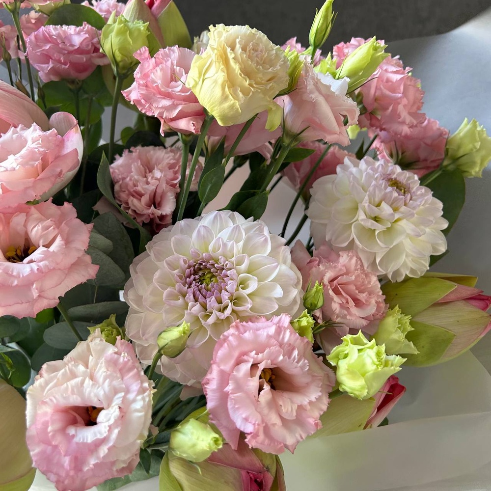 Сказка Азии: экзотические лотосы и нежный лизиантус