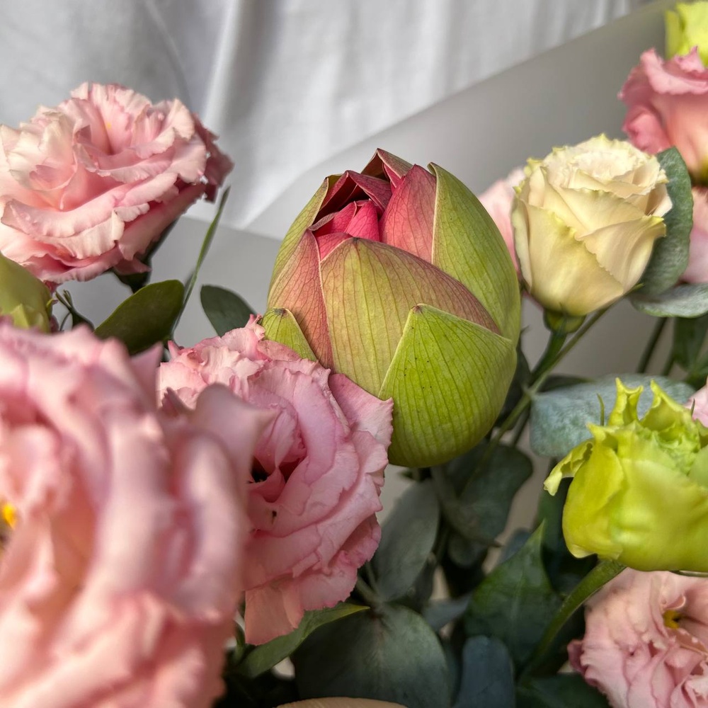 Сказка Азии: экзотические лотосы и нежный лизиантус