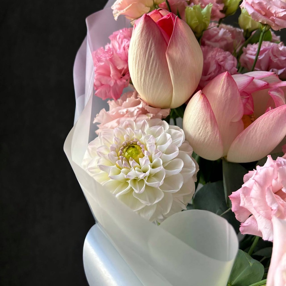 Сказка Азии: экзотические лотосы и нежный лизиантус