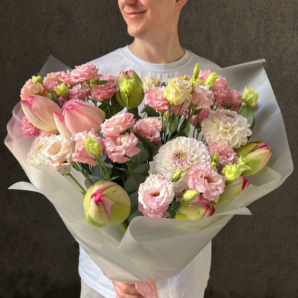 Сказка Азии: экзотические лотосы и нежный лизиантус