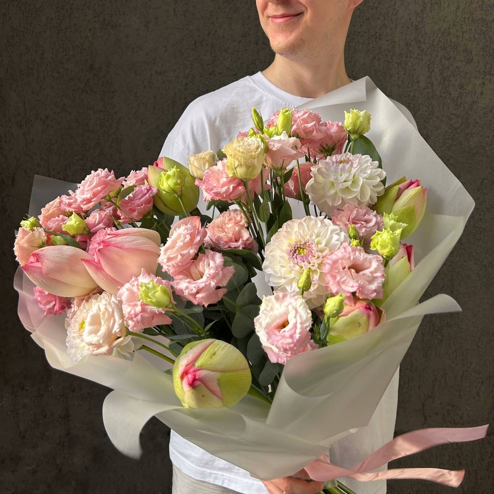 Сказка Азии: экзотические лотосы и нежный лизиантус