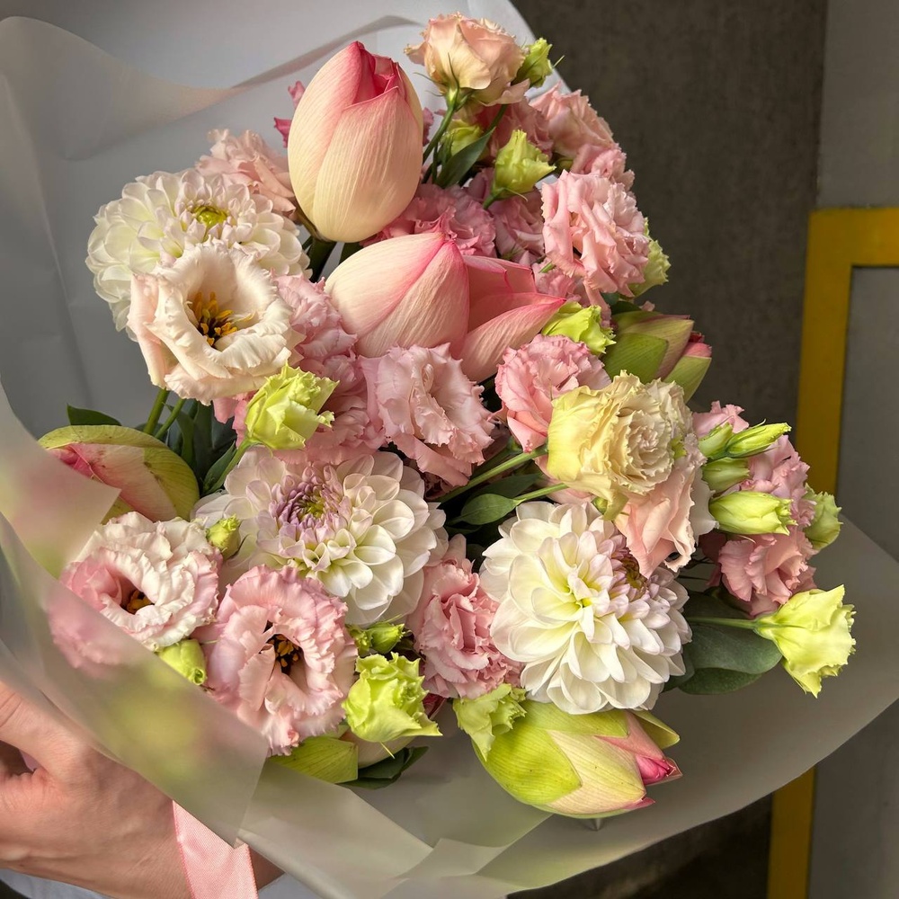 Сказка Азии: экзотические лотосы и нежный лизиантус