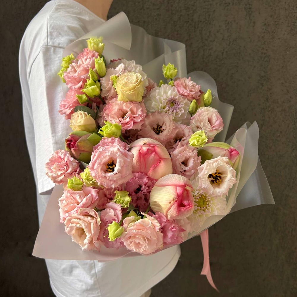 Сказка Азии: экзотические лотосы и нежный лизиантус