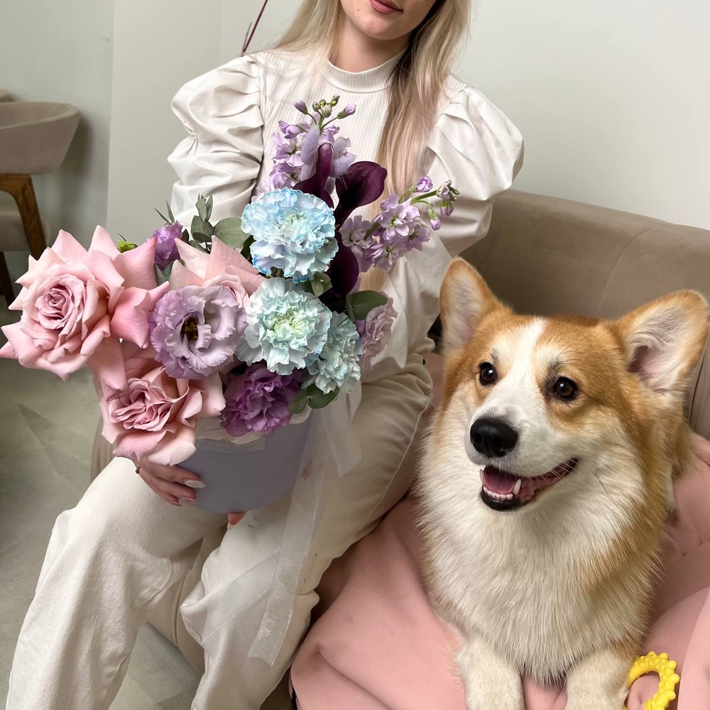 По следам: шляпная коробка с фактурной розой Фейт, каллами и диантусами + ИГРУШКА ДЛЯ СОБАКИ В ПОДАРОК!