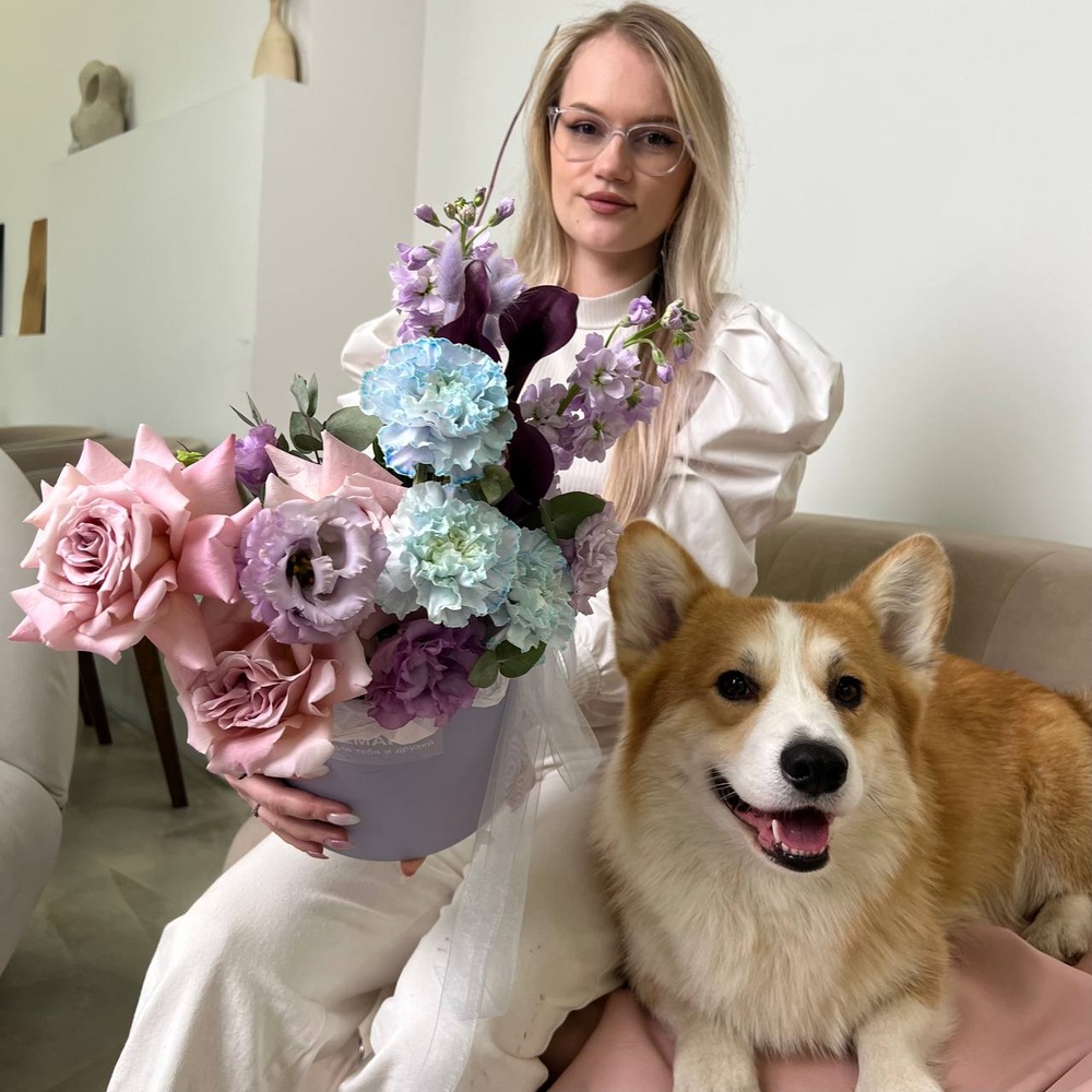 По следам: шляпная коробка с фактурной розой Фейт, каллами и диантусами + ИГРУШКА ДЛЯ СОБАКИ В ПОДАРОК!