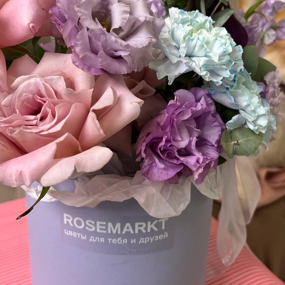 По следам: шляпная коробка с фактурной розой Фейт, каллами и диантусами + ИГРУШКА ДЛЯ СОБАКИ В ПОДАРОК!