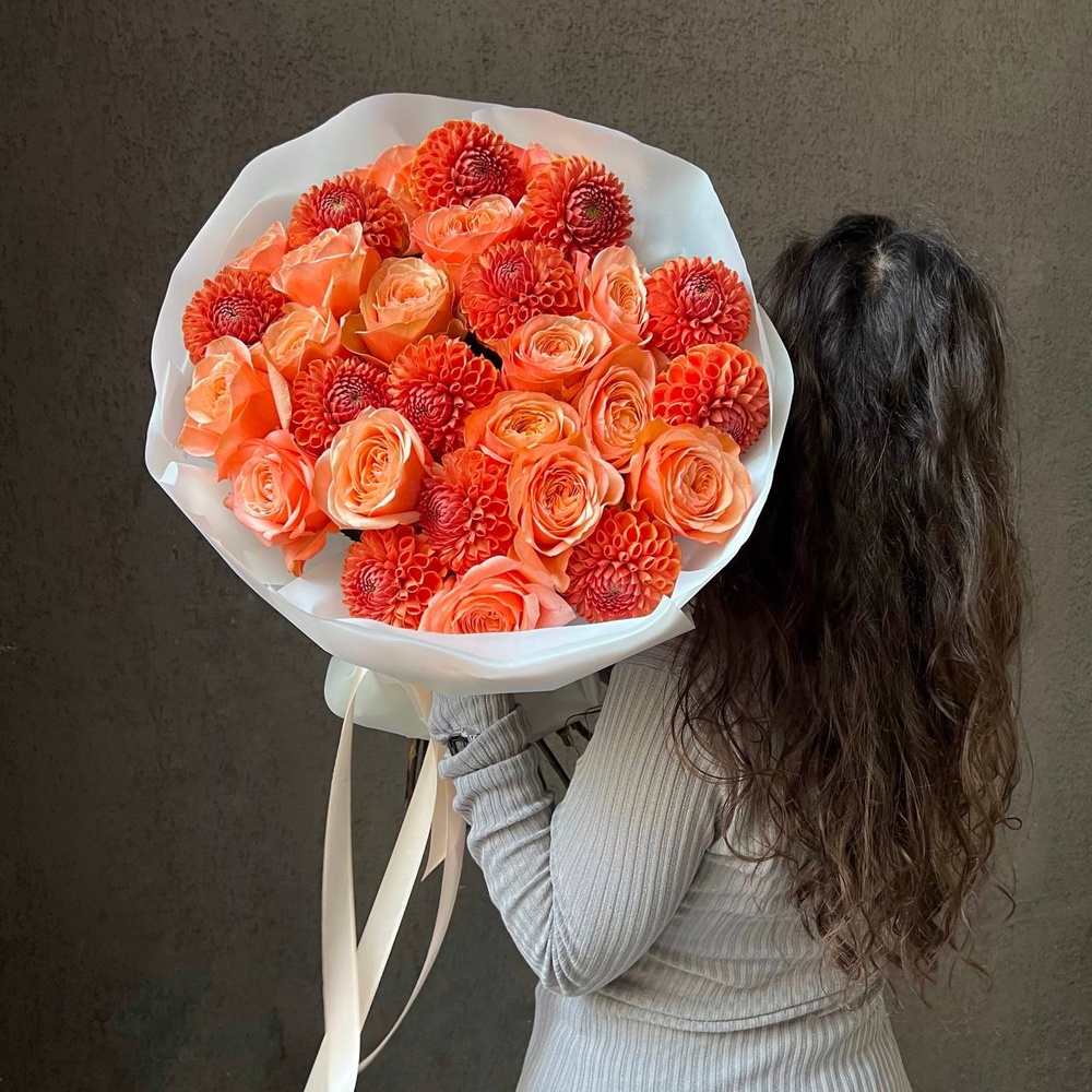 Огненно — рыжий: авторский букет с георгинами и кахалой