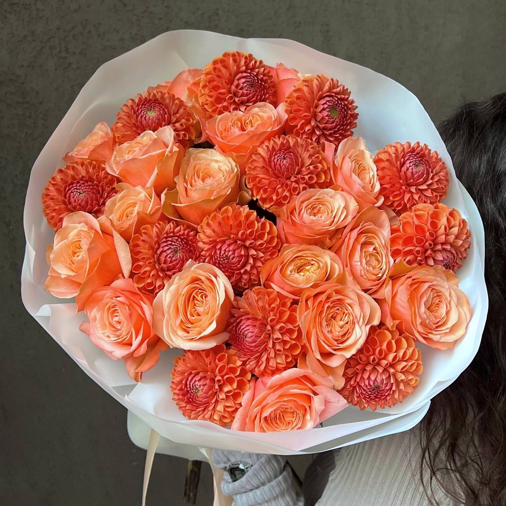 Огненно — рыжий: авторский букет с георгинами и кахалой