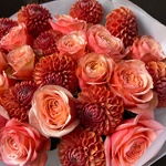 Огненно — рыжий: авторский букет с георгинами и кахалой - Фотография 4