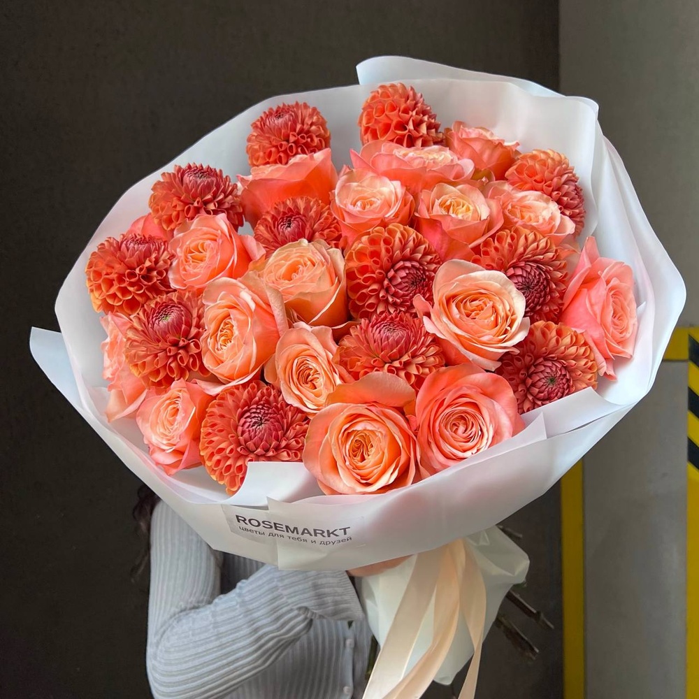 Огненно — рыжий: авторский букет с георгинами и кахалой