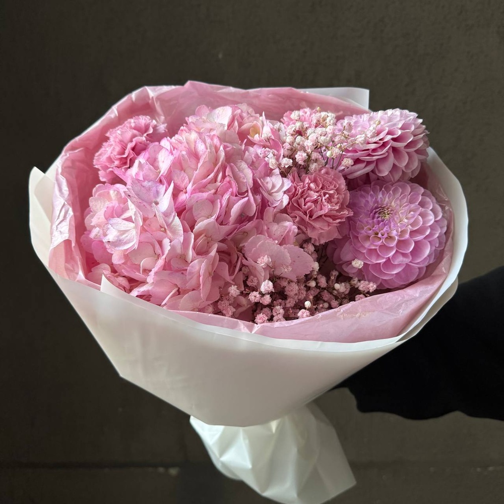 Розовый диплом: авторский букет с гортензией