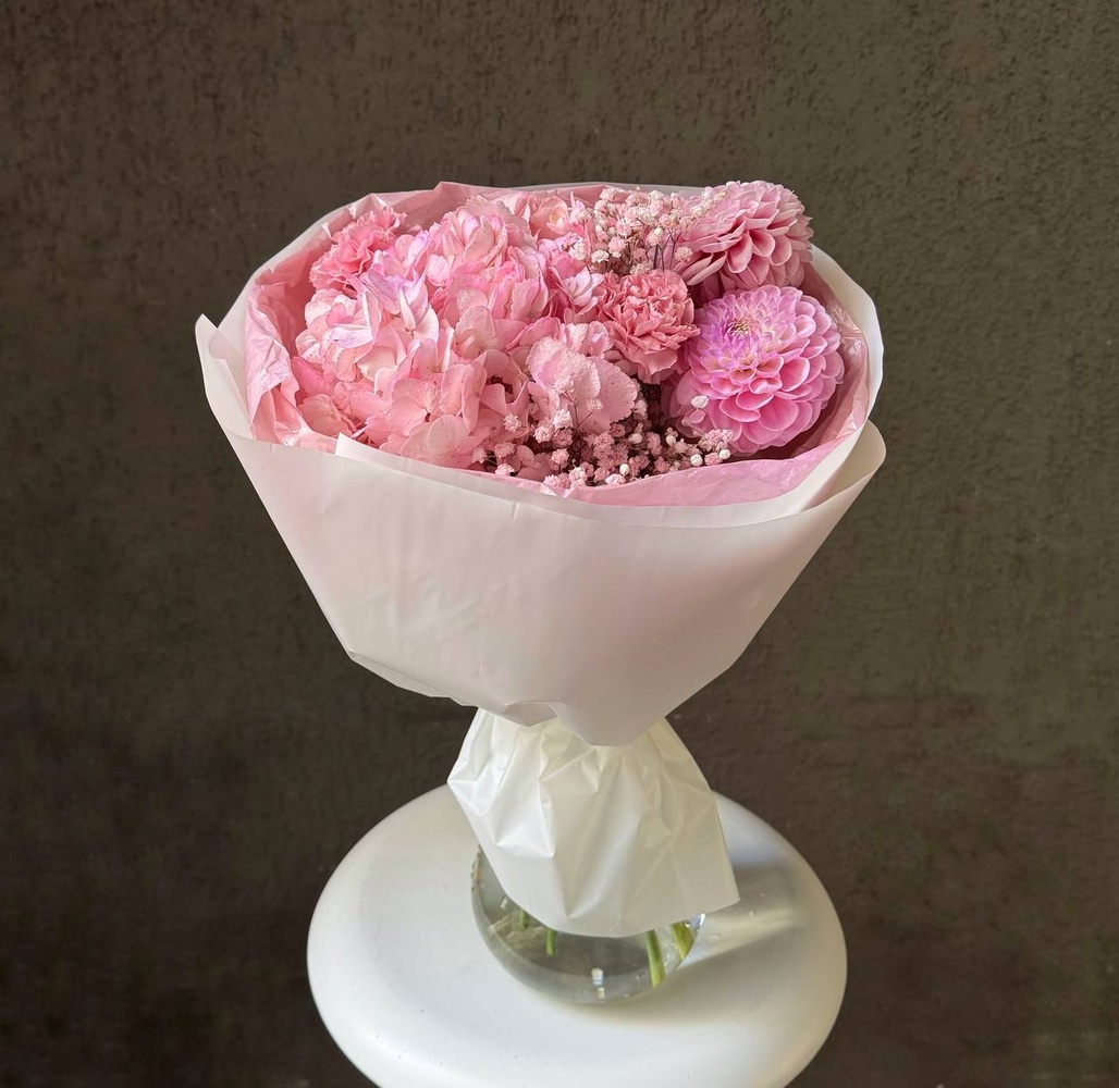 Розовый диплом: авторский букет с гортензией