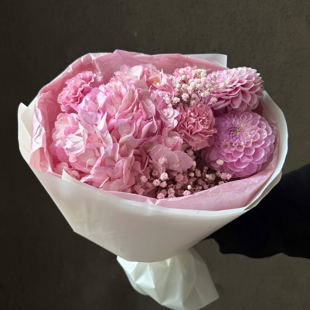 Розовый диплом: авторский букет с гортензией