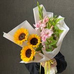 В саду собрал: авторский букет с подсолнухами и гладиолусами - Фотография 1