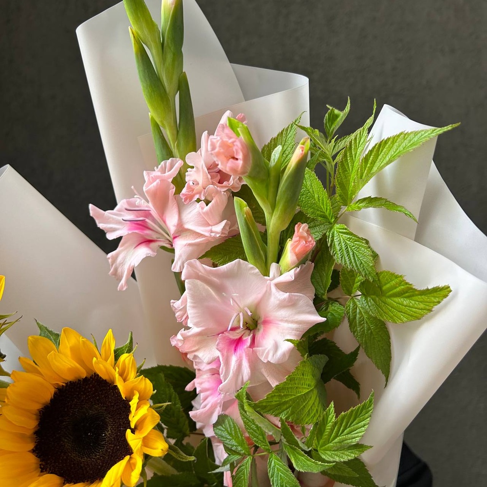 В саду собрал: авторский букет с подсолнухами и гладиолусами