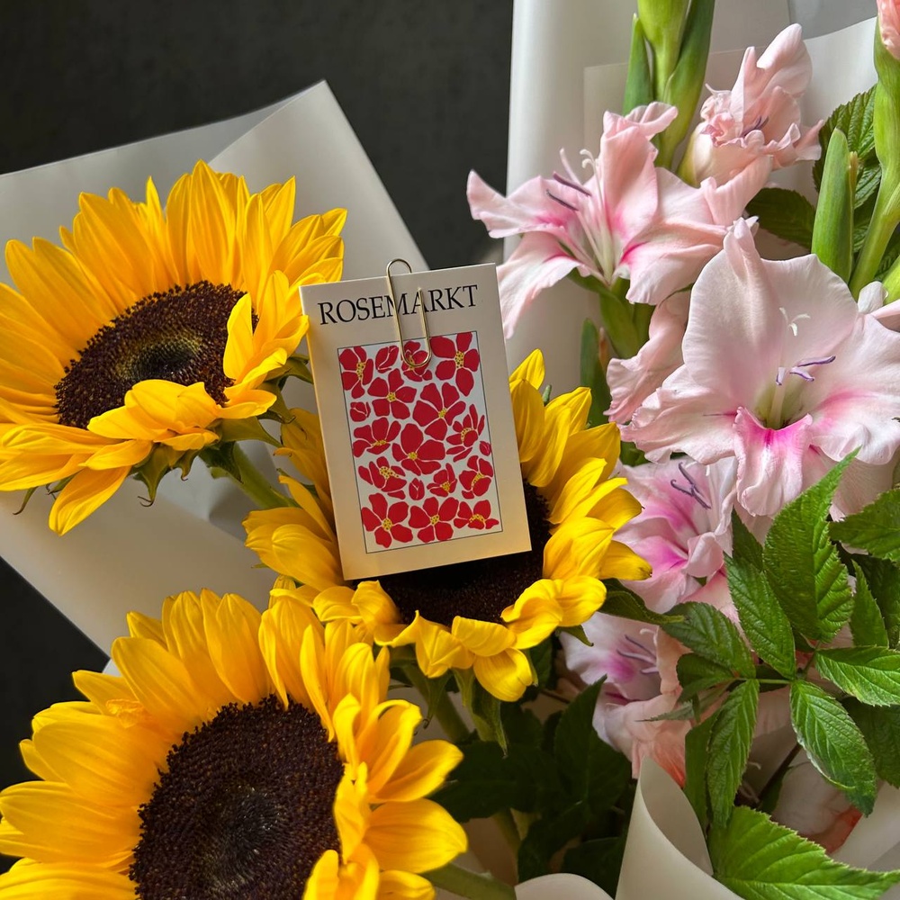 В саду собрал: авторский букет с подсолнухами и гладиолусами