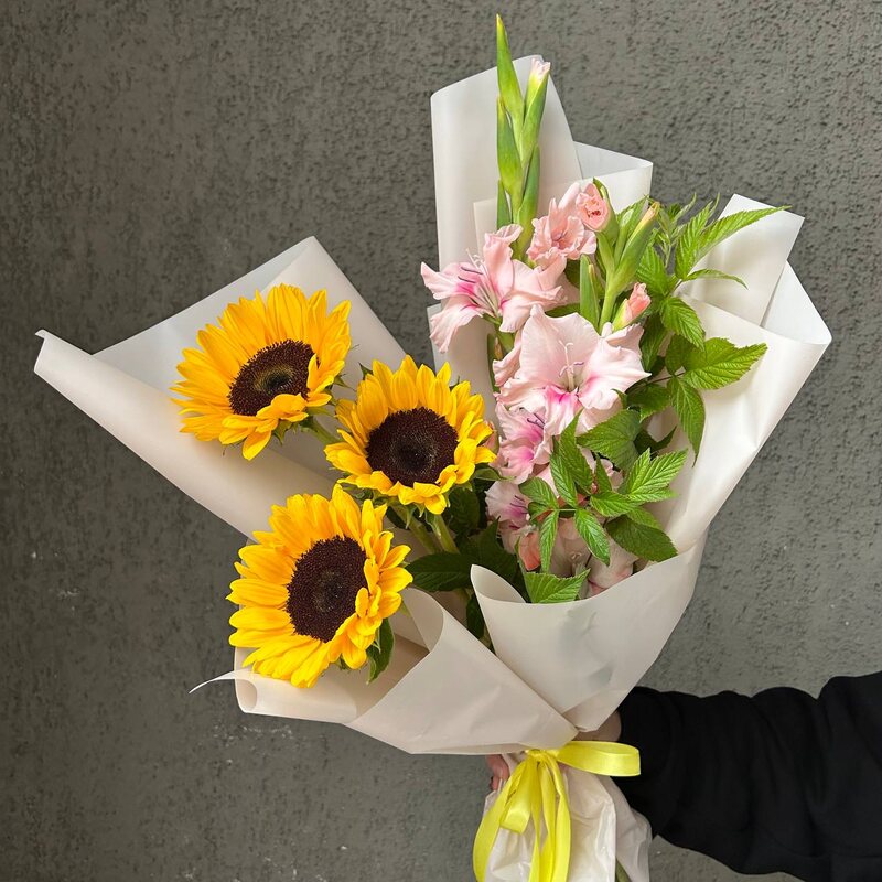 В саду собрал: авторский букет с подсолнухами и гладиолусами