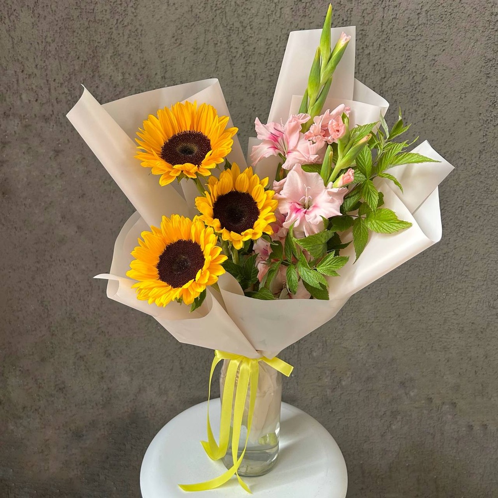 В саду собрал: авторский букет с подсолнухами и гладиолусами