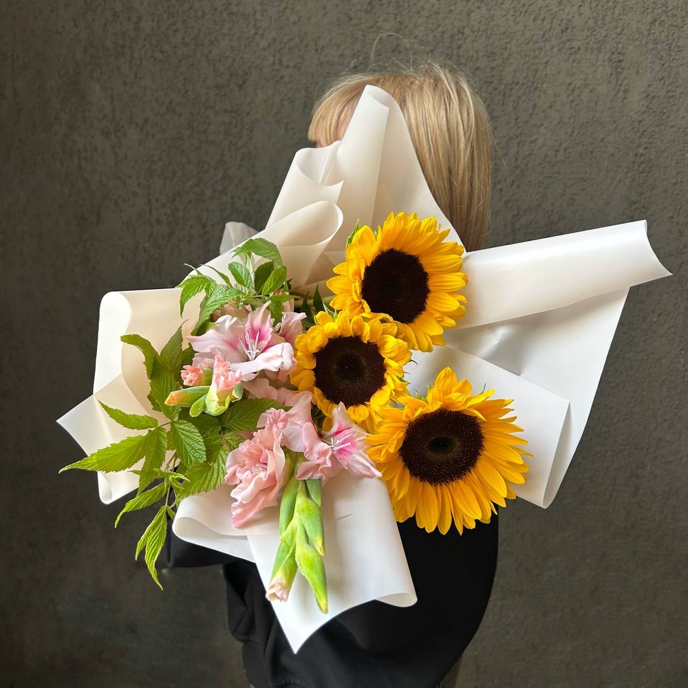 В саду собрал: авторский букет с подсолнухами и гладиолусами