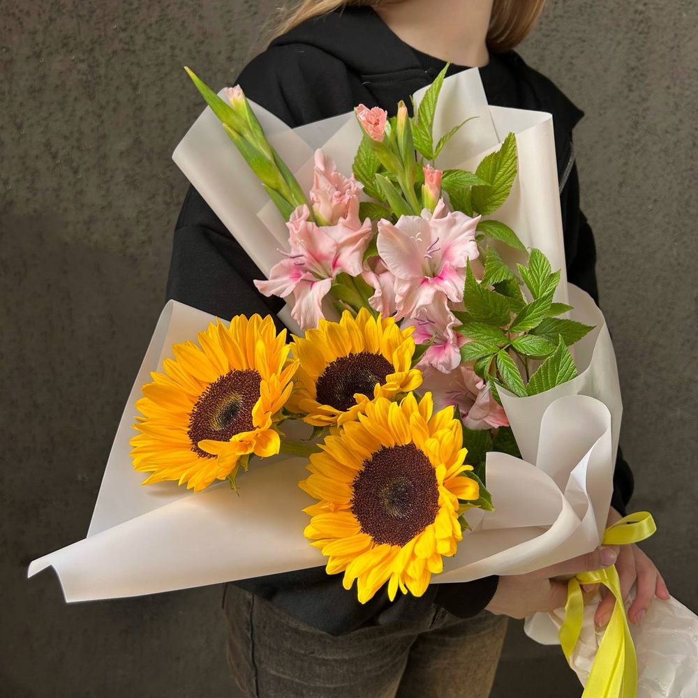 В саду собрал: авторский букет с подсолнухами и гладиолусами