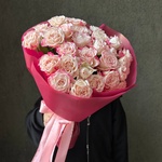 Букет для первоклассника: кустовые розы в стильной упаковке - Фотография 1