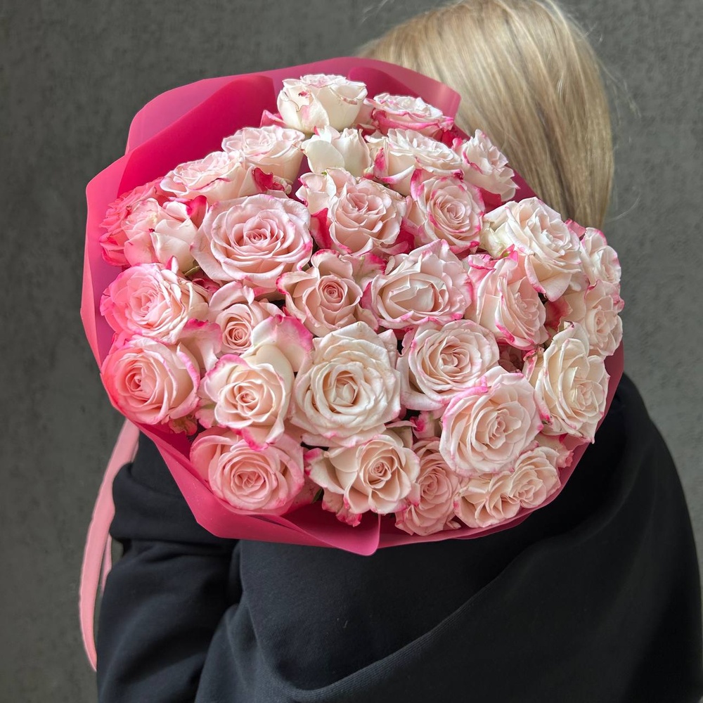 Букет для первоклассника: кустовые розы в стильной упаковке