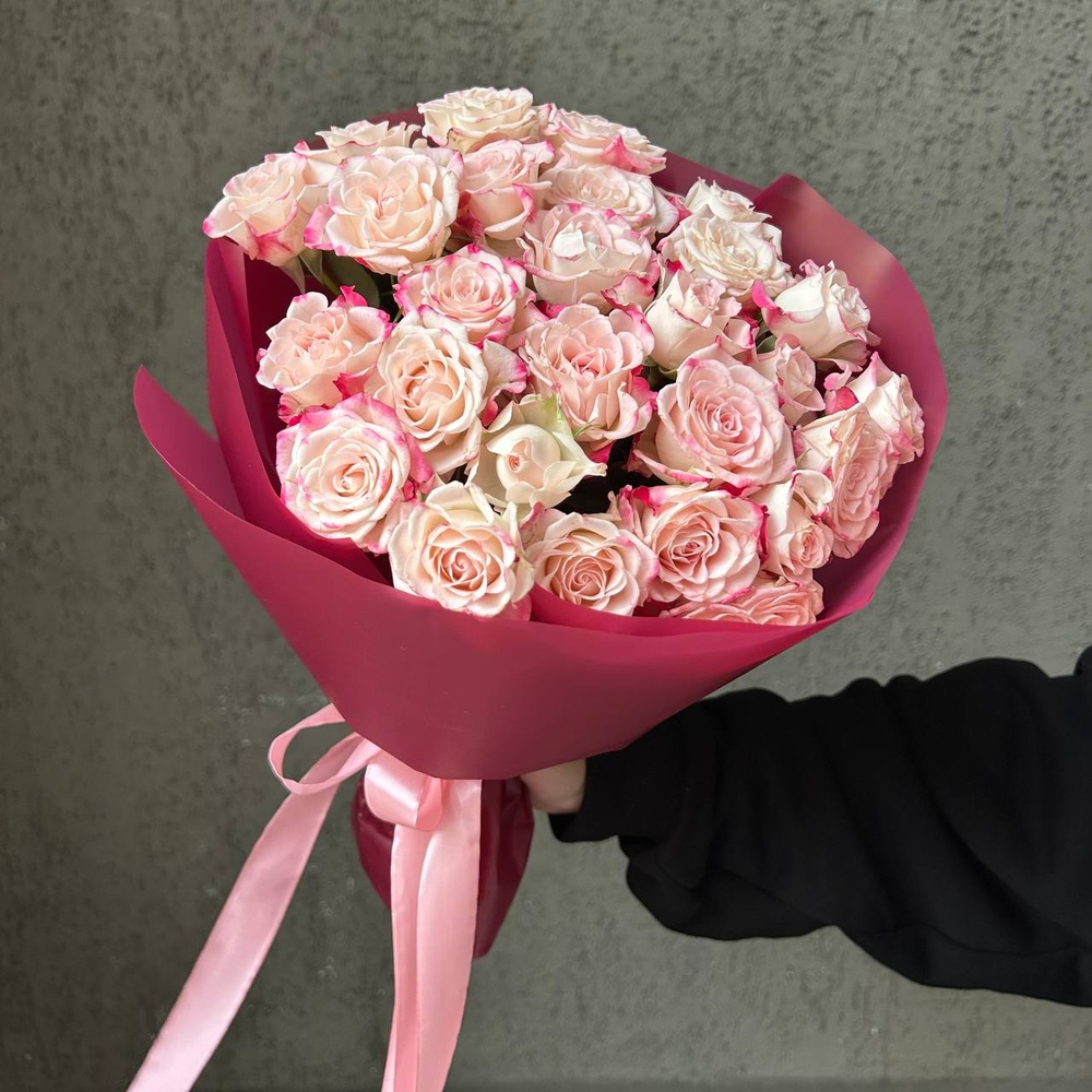 Букет для первоклассника: кустовые розы в стильной упаковке