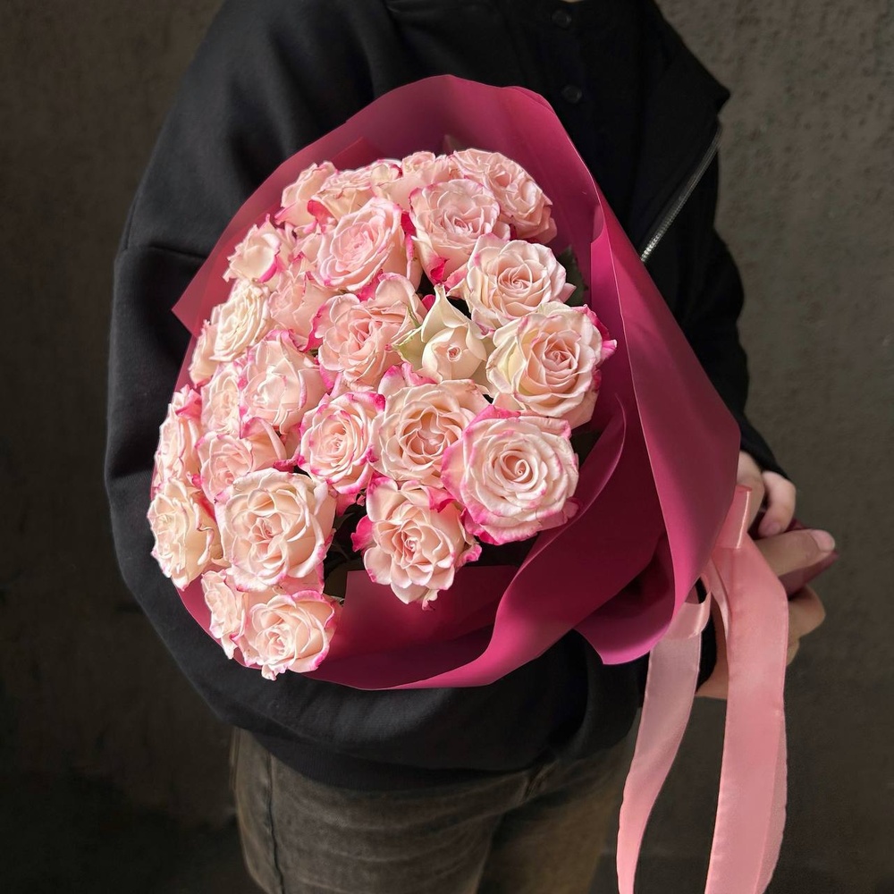 Букет для первоклассника: кустовые розы в стильной упаковке