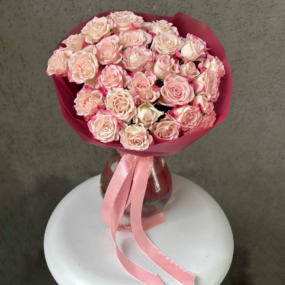 Букет для первоклассника: кустовые розы в стильной упаковке