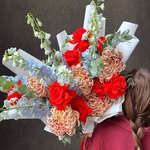 Девица в кокошнике: алая французская роза с дельфиниумом - Фотография 8