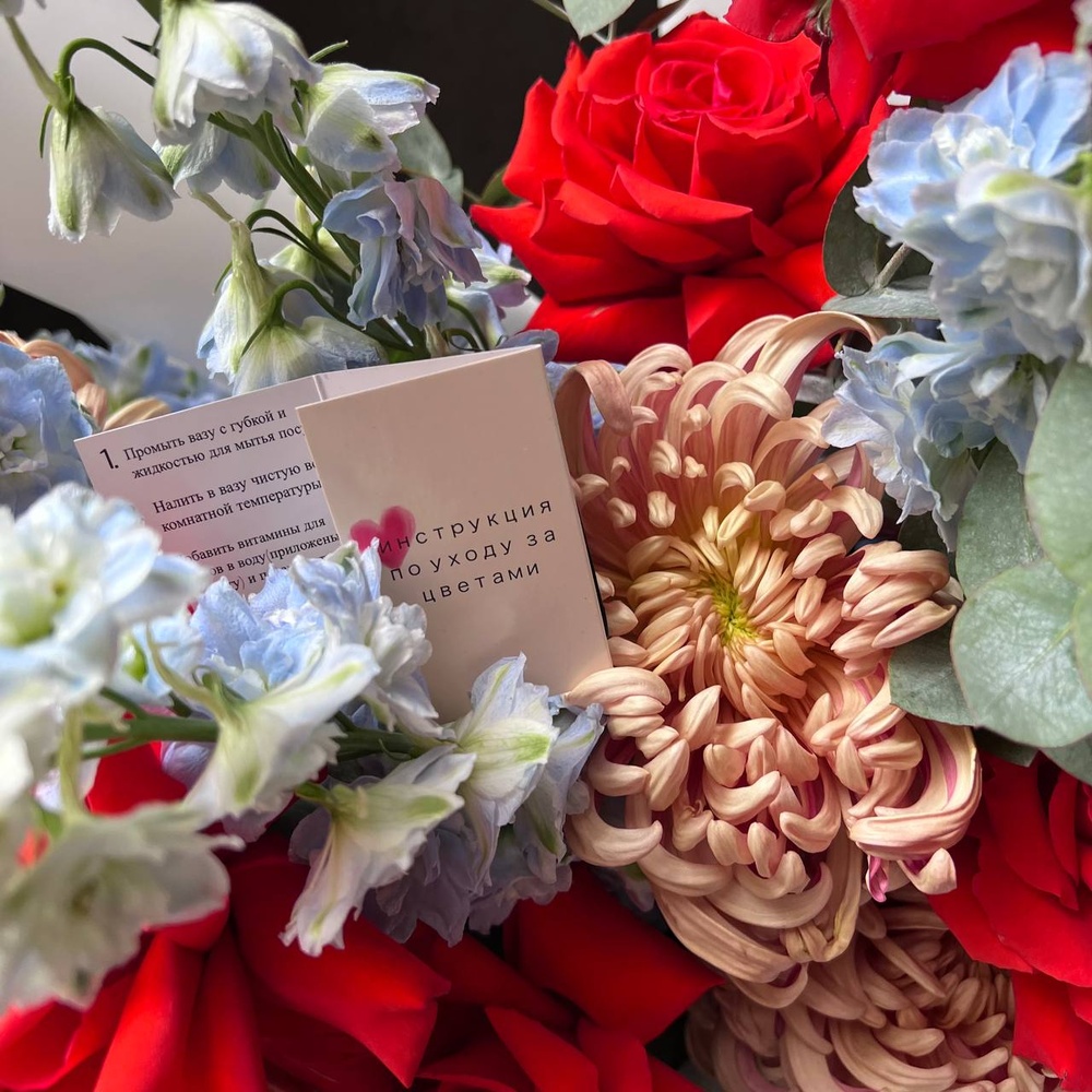 Девица в кокошнике: алая французская роза с дельфиниумом