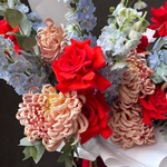 Девица в кокошнике: алая французская роза с дельфиниумом - Фотография 5