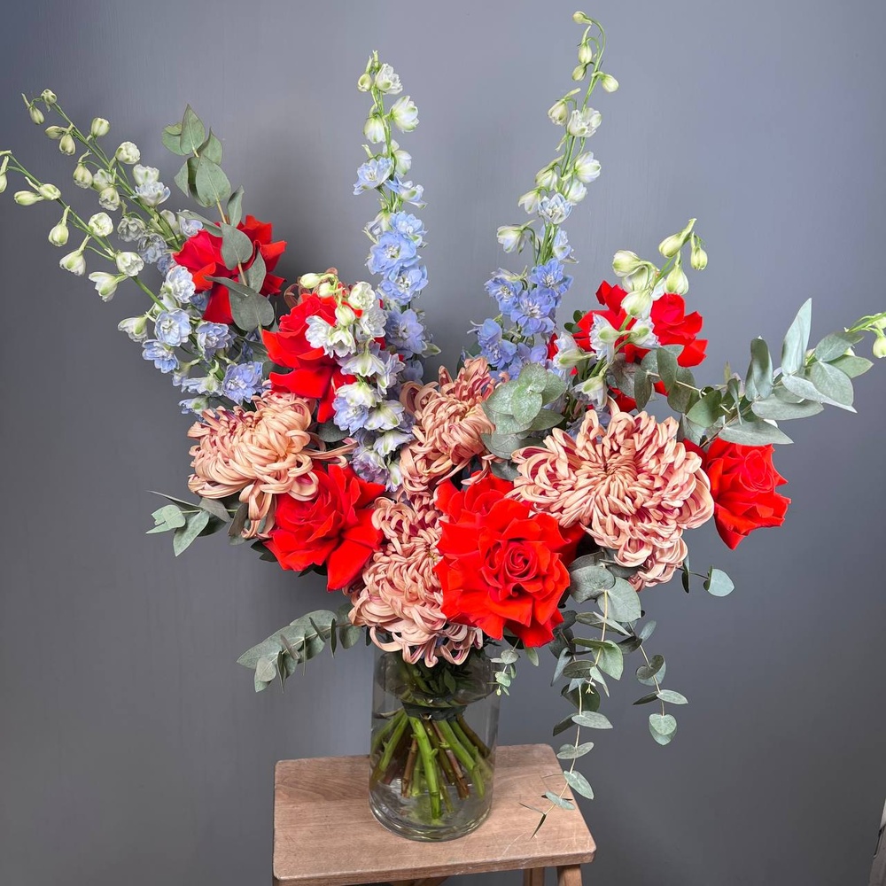 Девица в кокошнике: алая французская роза с дельфиниумом