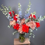 Девица в кокошнике: алая французская роза с дельфиниумом - Фотография 6