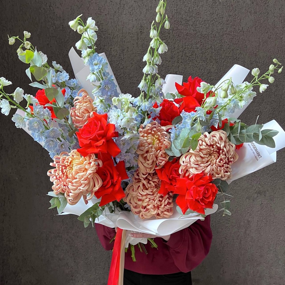 Девица в кокошнике: алая французская роза с дельфиниумом