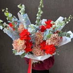 Девица в кокошнике: алая французская роза с дельфиниумом - Фотография 2