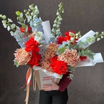 Девица в кокошнике: алая французская роза с дельфиниумом - Фотография 4