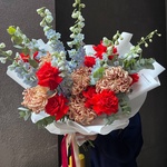 Девица в кокошнике: алая французская роза с дельфиниумом - Фотография 1