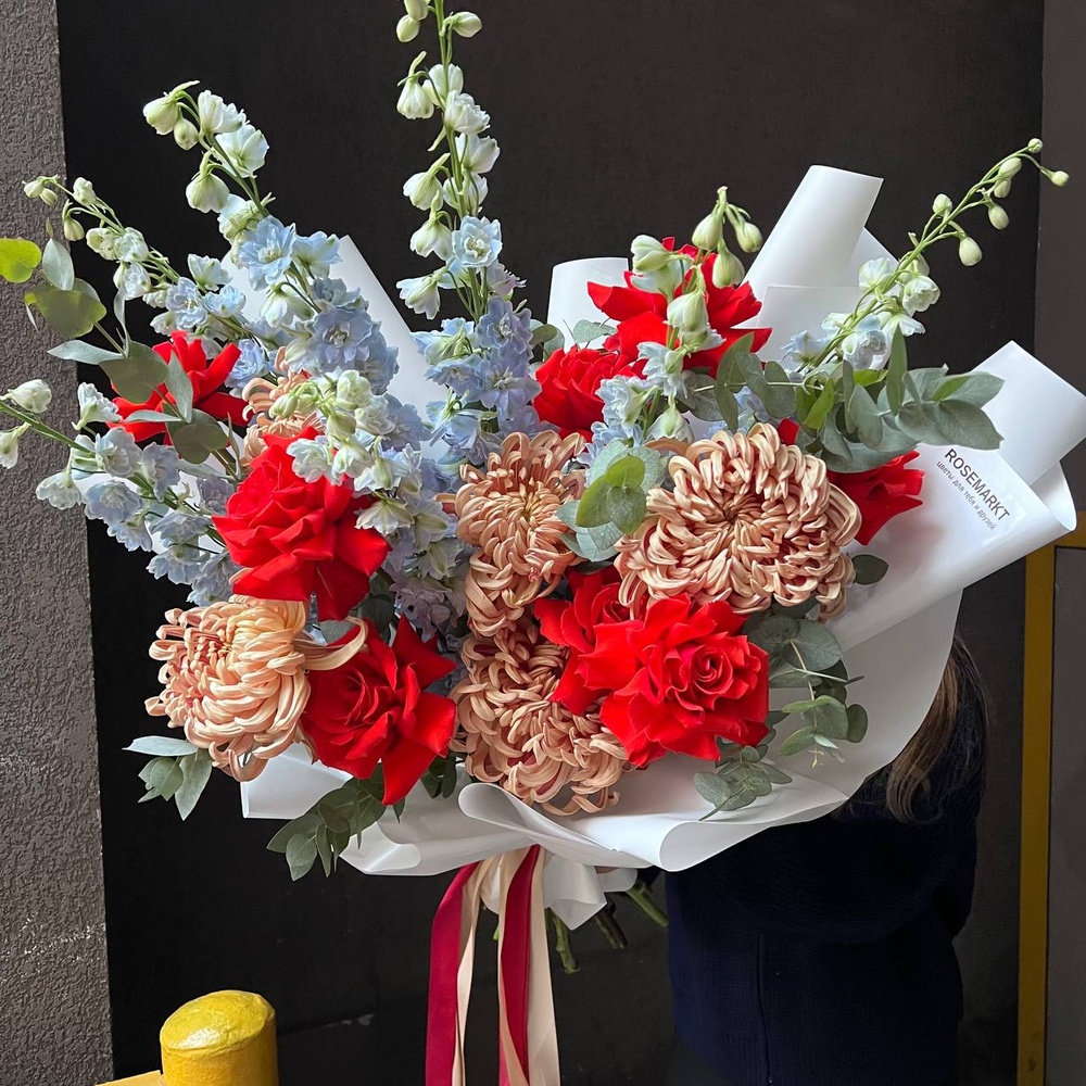 Девица в кокошнике: алая французская роза с дельфиниумом